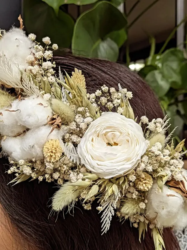 Couronne de cheveux en roses et coton séchés