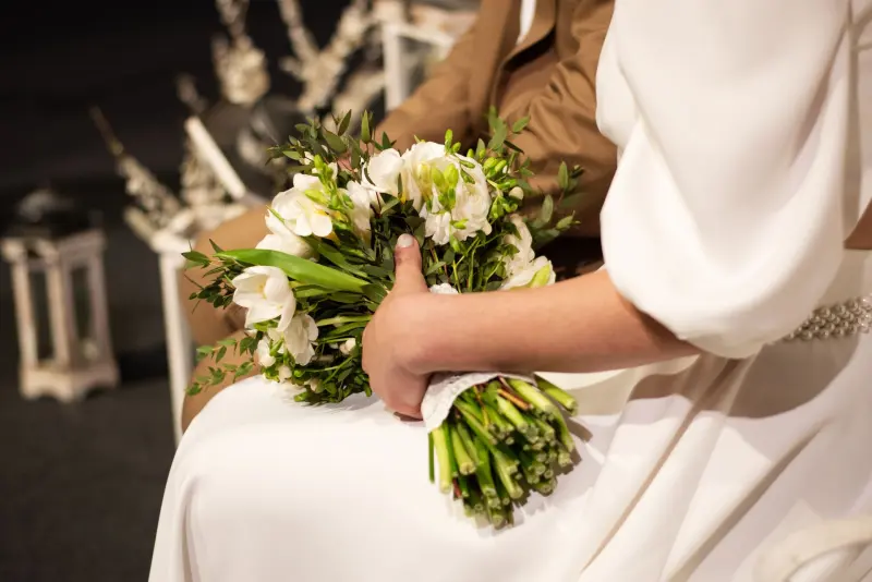 Mariée tenant un bouquet blanc