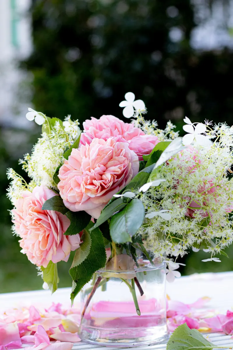 Centre de table en pivoines et fleurs blanches